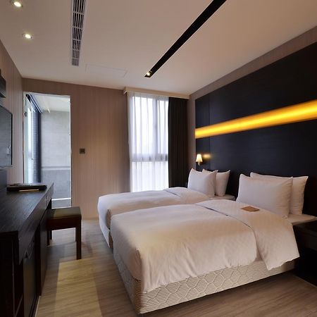 Hotel Cube Taichung Bagian luar foto