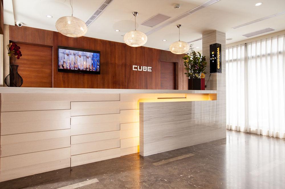 Hotel Cube Taichung Bagian luar foto