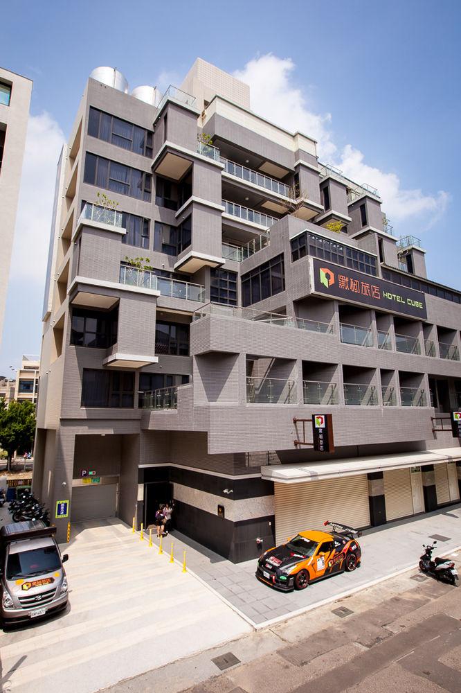 Hotel Cube Taichung Bagian luar foto