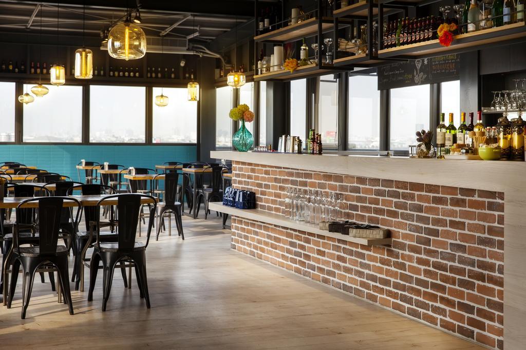 Hotel Cube Taichung Bagian luar foto