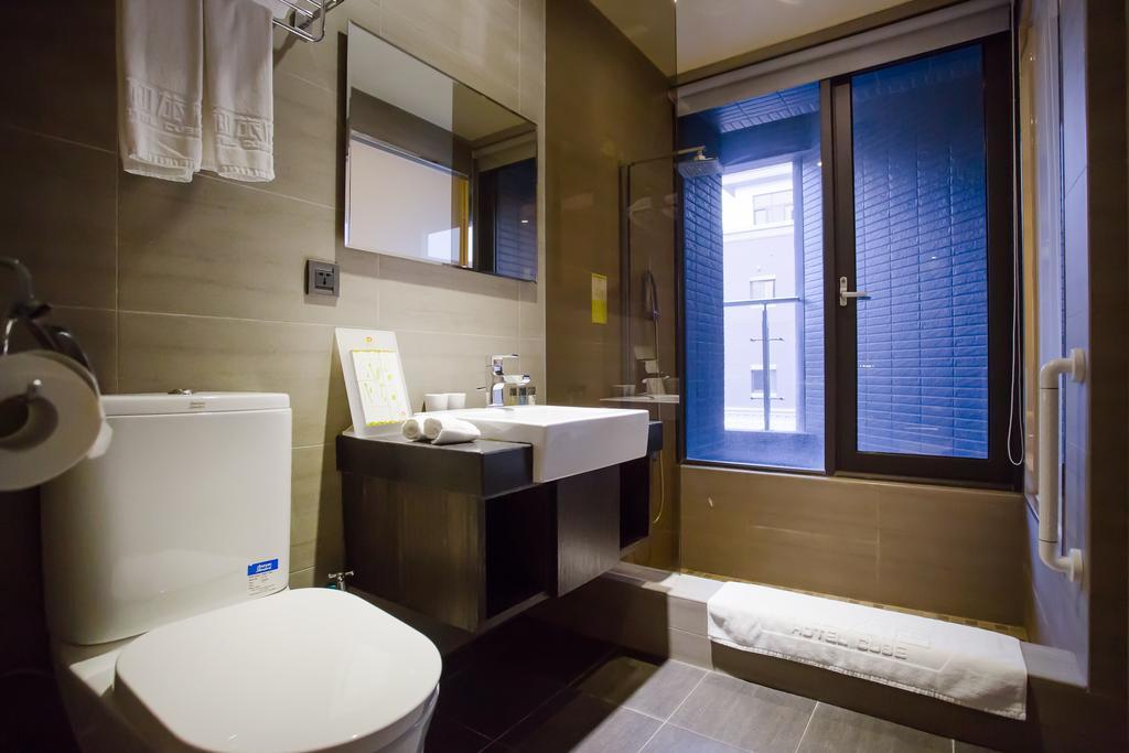 Hotel Cube Taichung Bagian luar foto