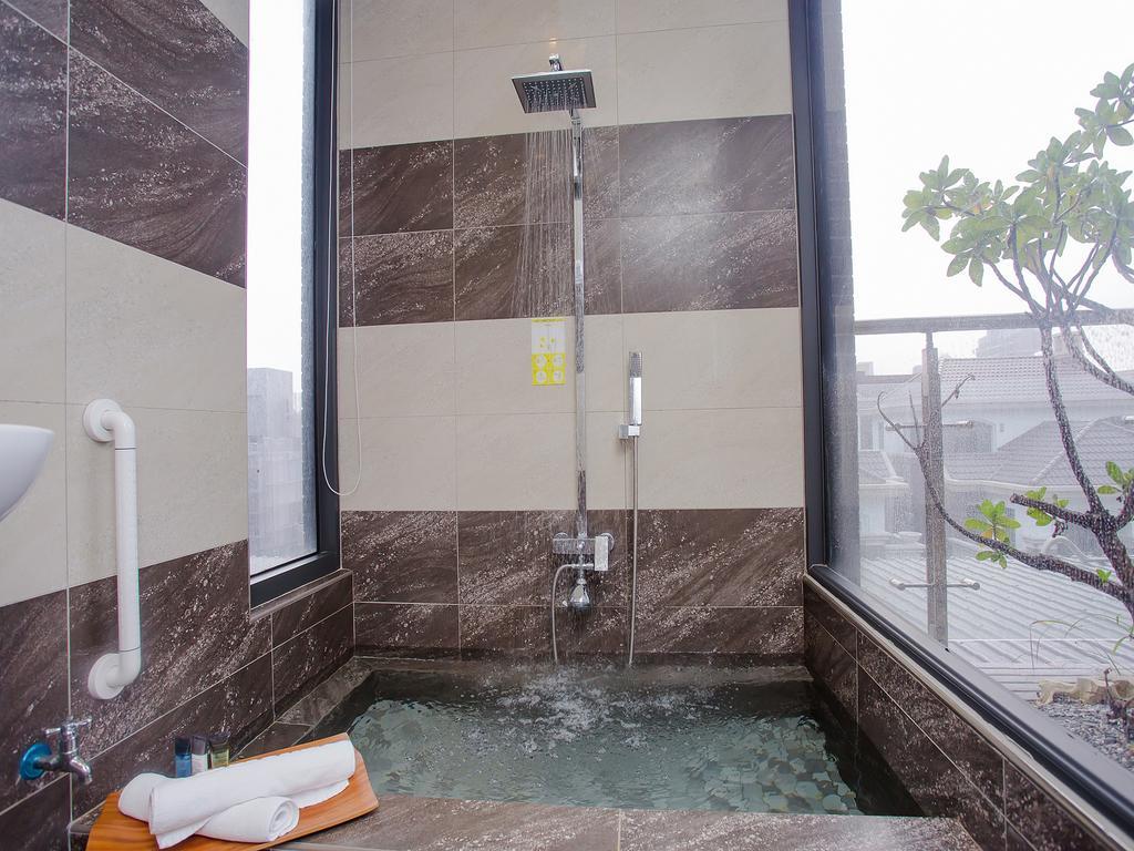 Hotel Cube Taichung Bagian luar foto