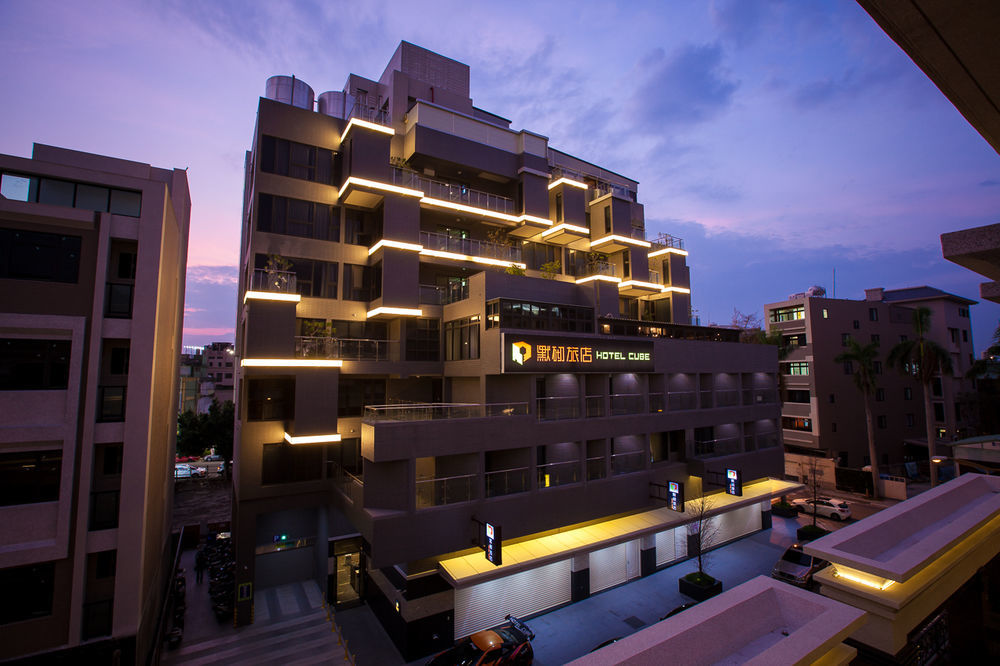 Hotel Cube Taichung Bagian luar foto