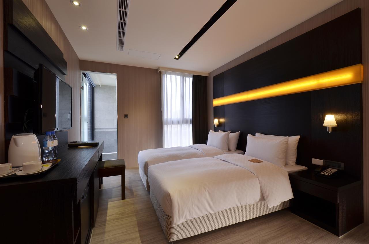 Hotel Cube Taichung Bagian luar foto
