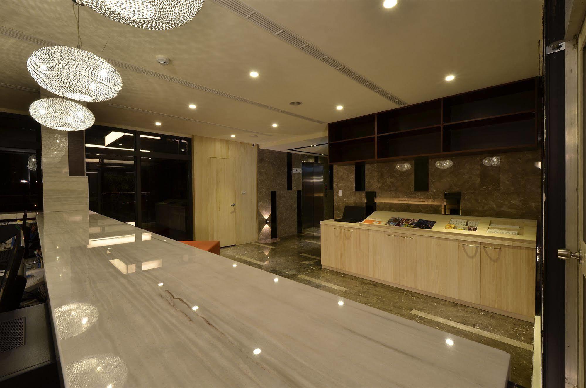 Hotel Cube Taichung Bagian luar foto