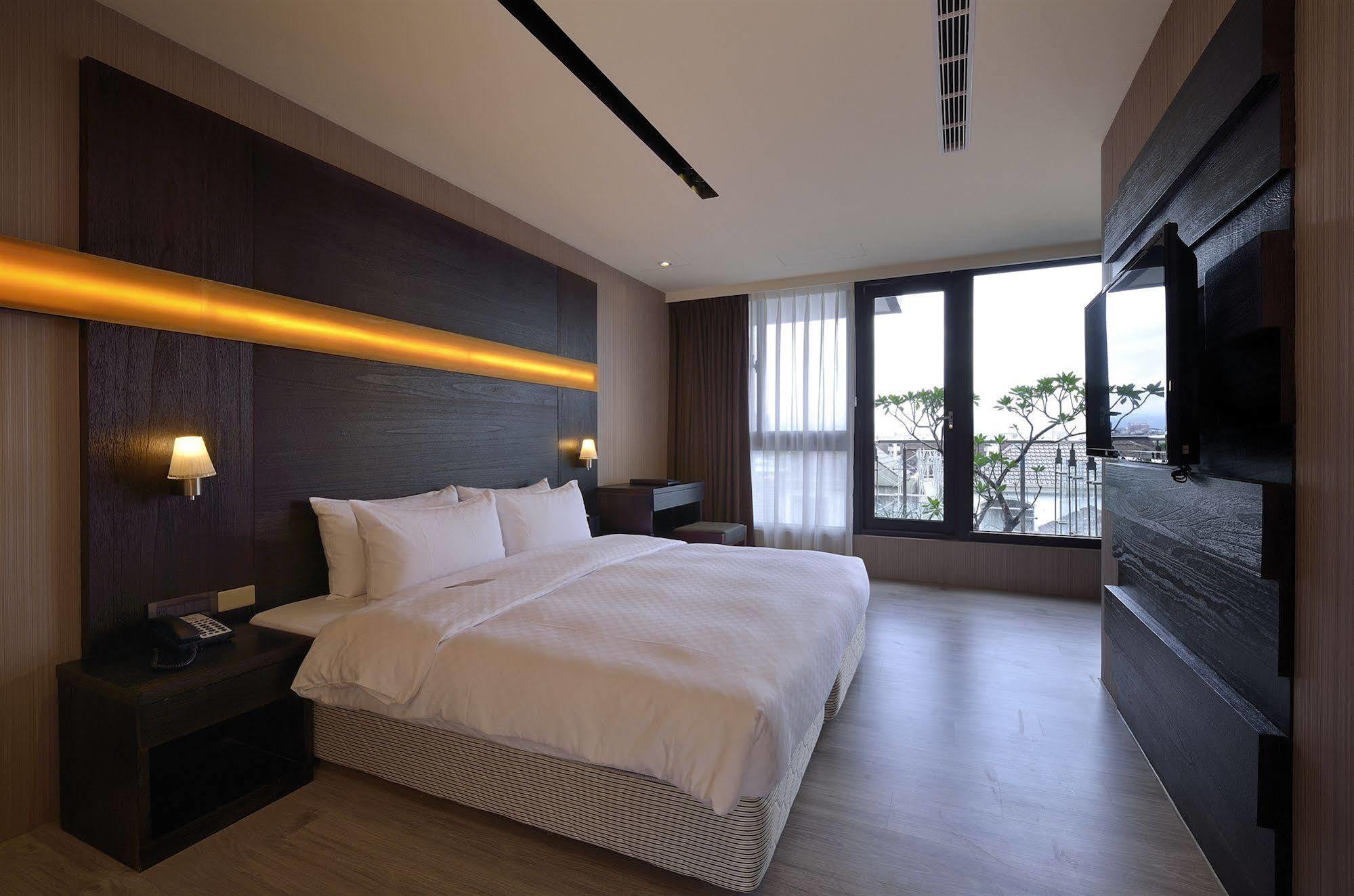 Hotel Cube Taichung Bagian luar foto