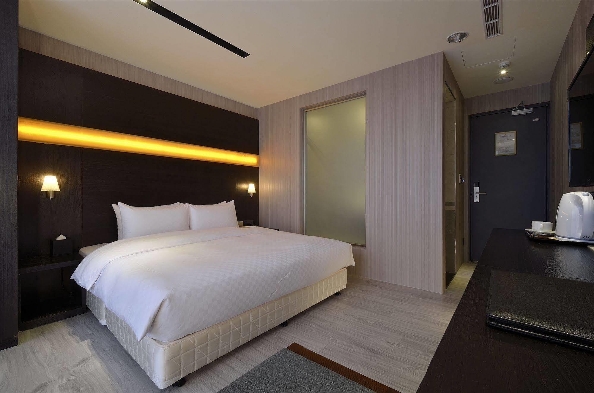 Hotel Cube Taichung Bagian luar foto