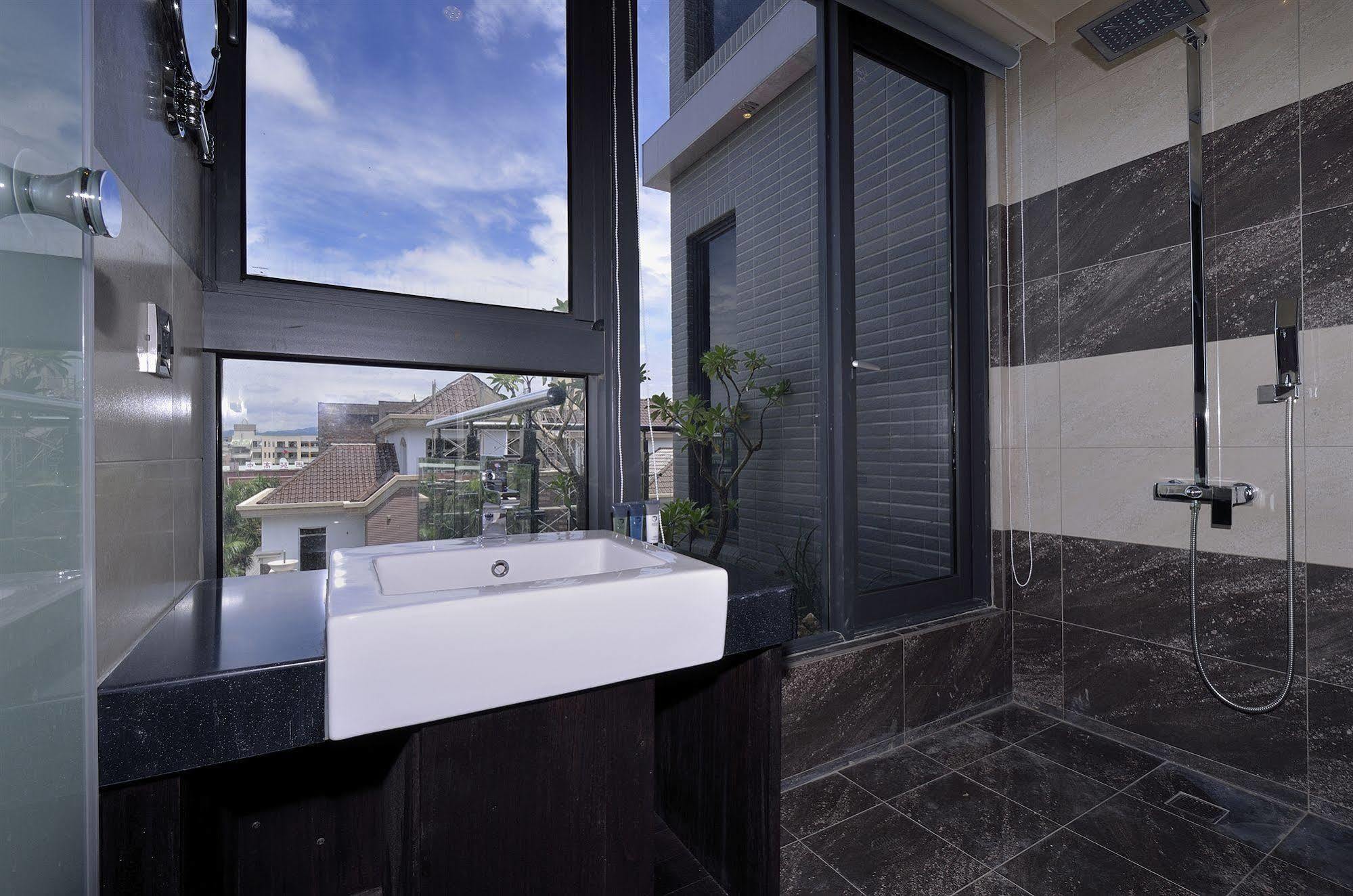 Hotel Cube Taichung Bagian luar foto