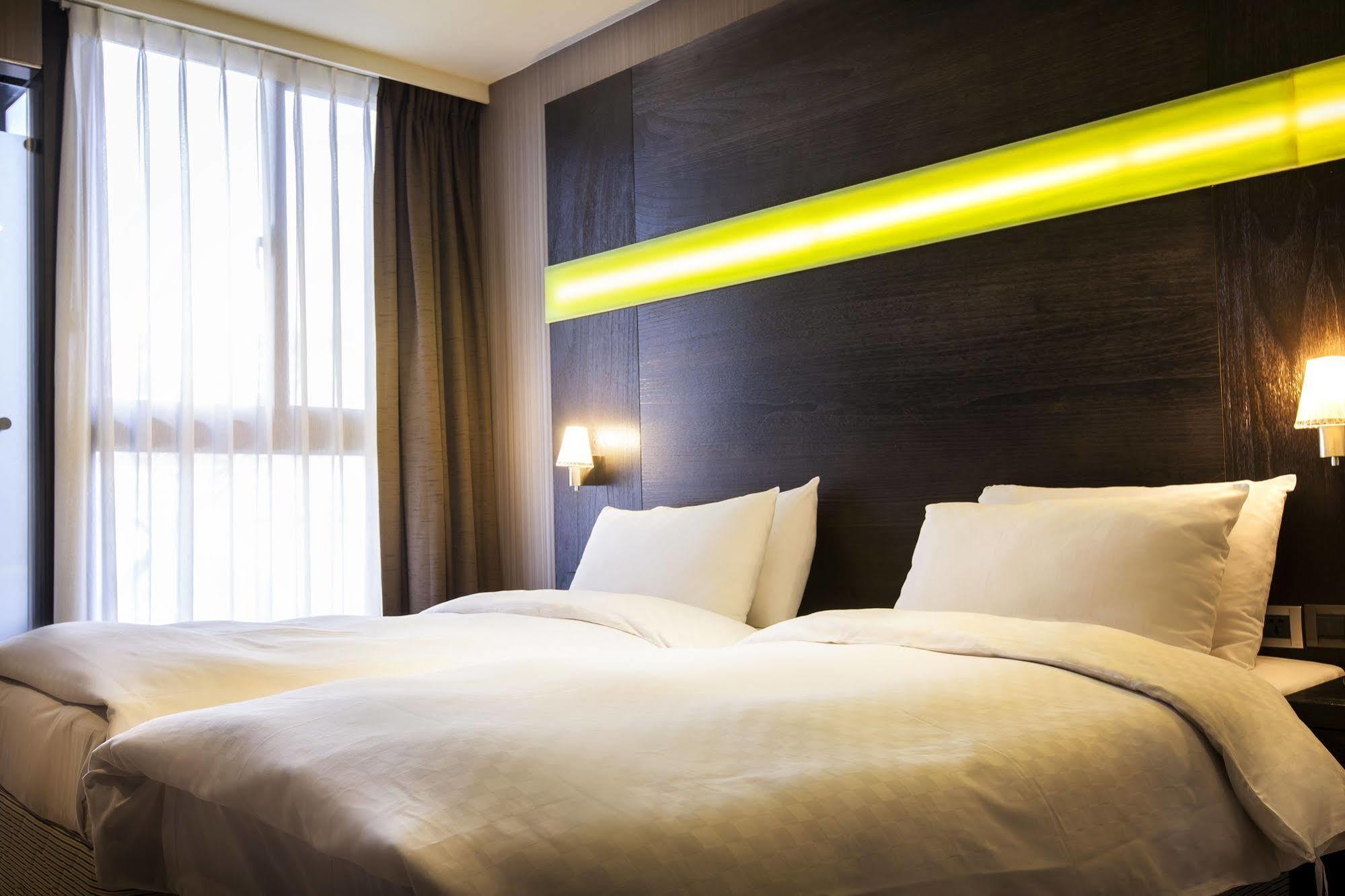 Hotel Cube Taichung Bagian luar foto