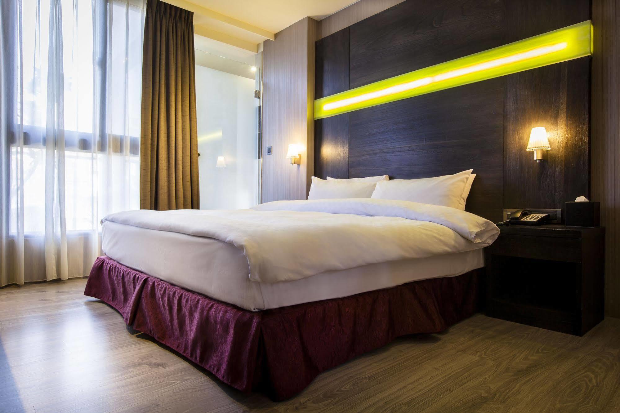Hotel Cube Taichung Bagian luar foto