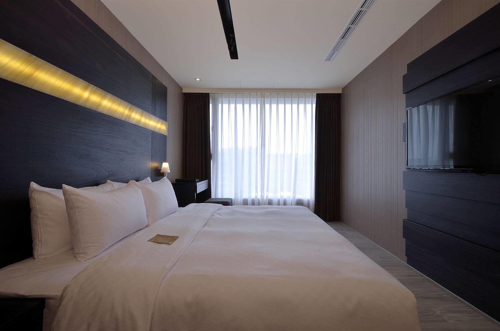 Hotel Cube Taichung Bagian luar foto