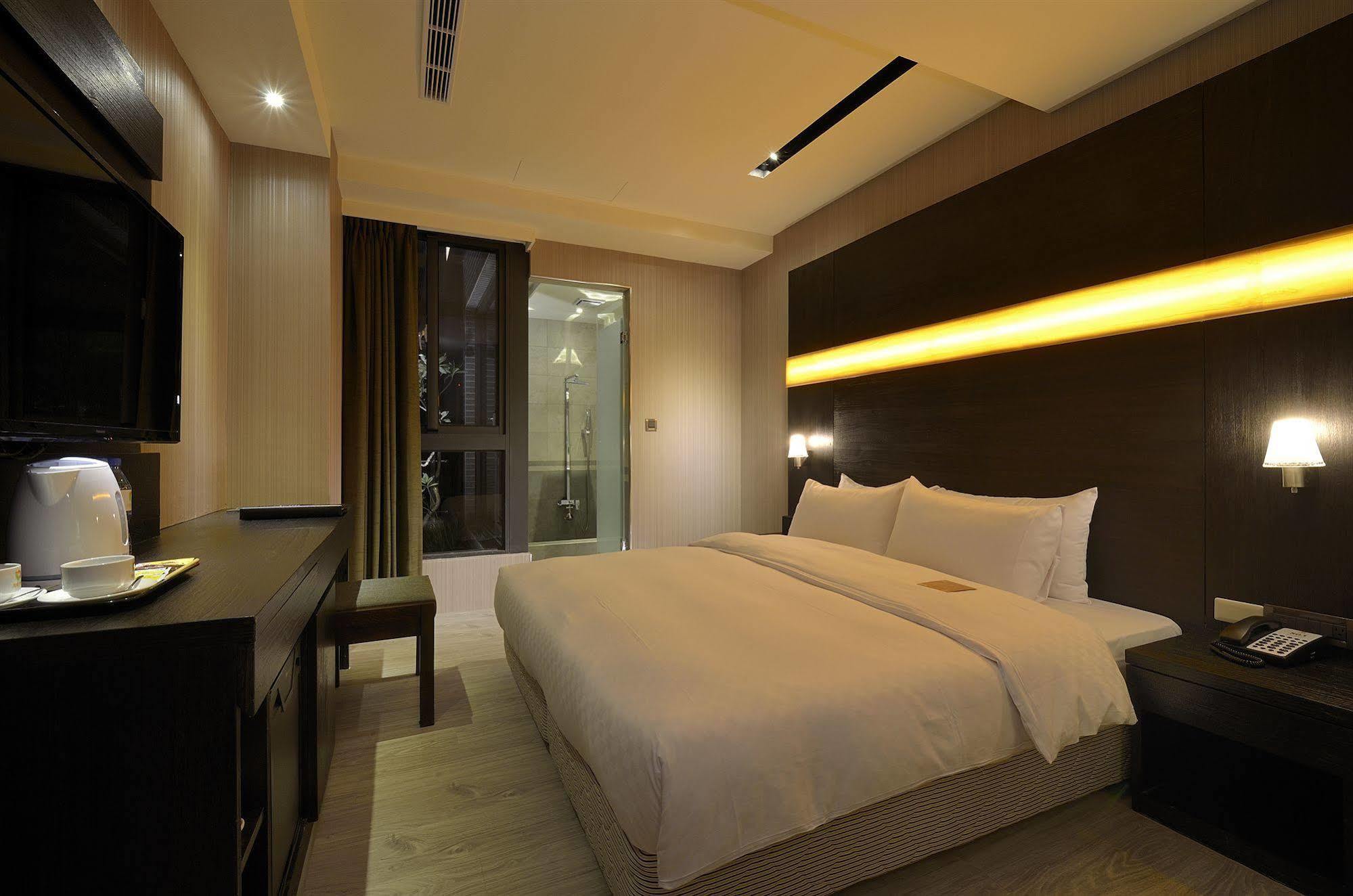 Hotel Cube Taichung Bagian luar foto