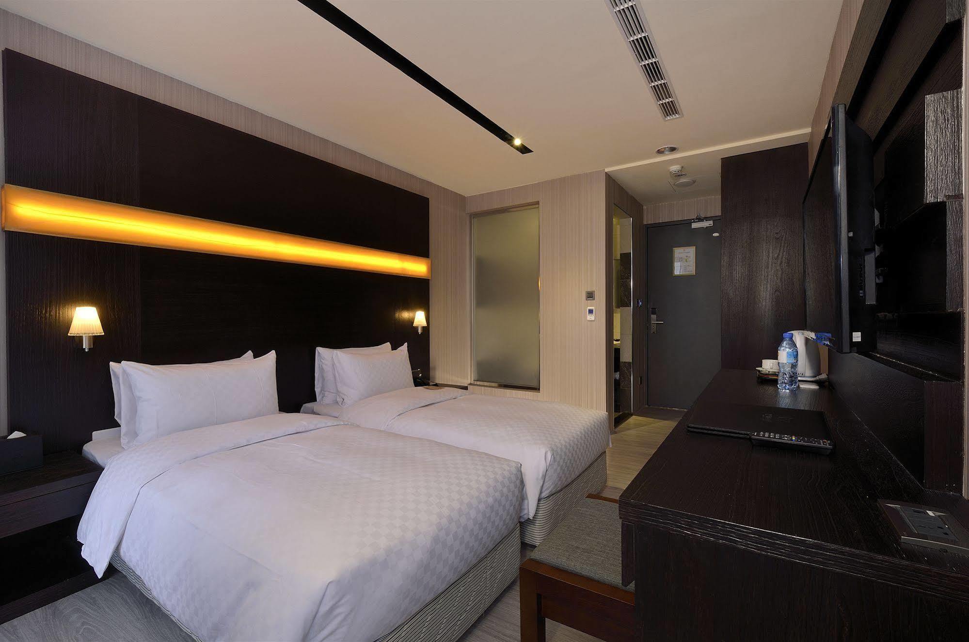 Hotel Cube Taichung Bagian luar foto