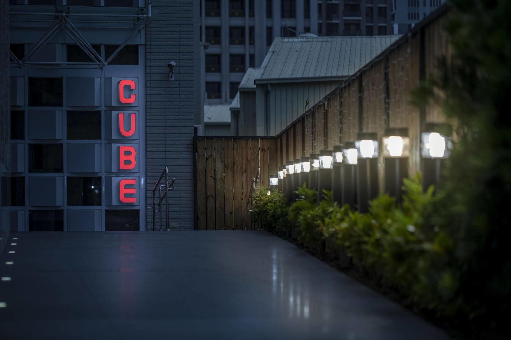 Hotel Cube Taichung Bagian luar foto