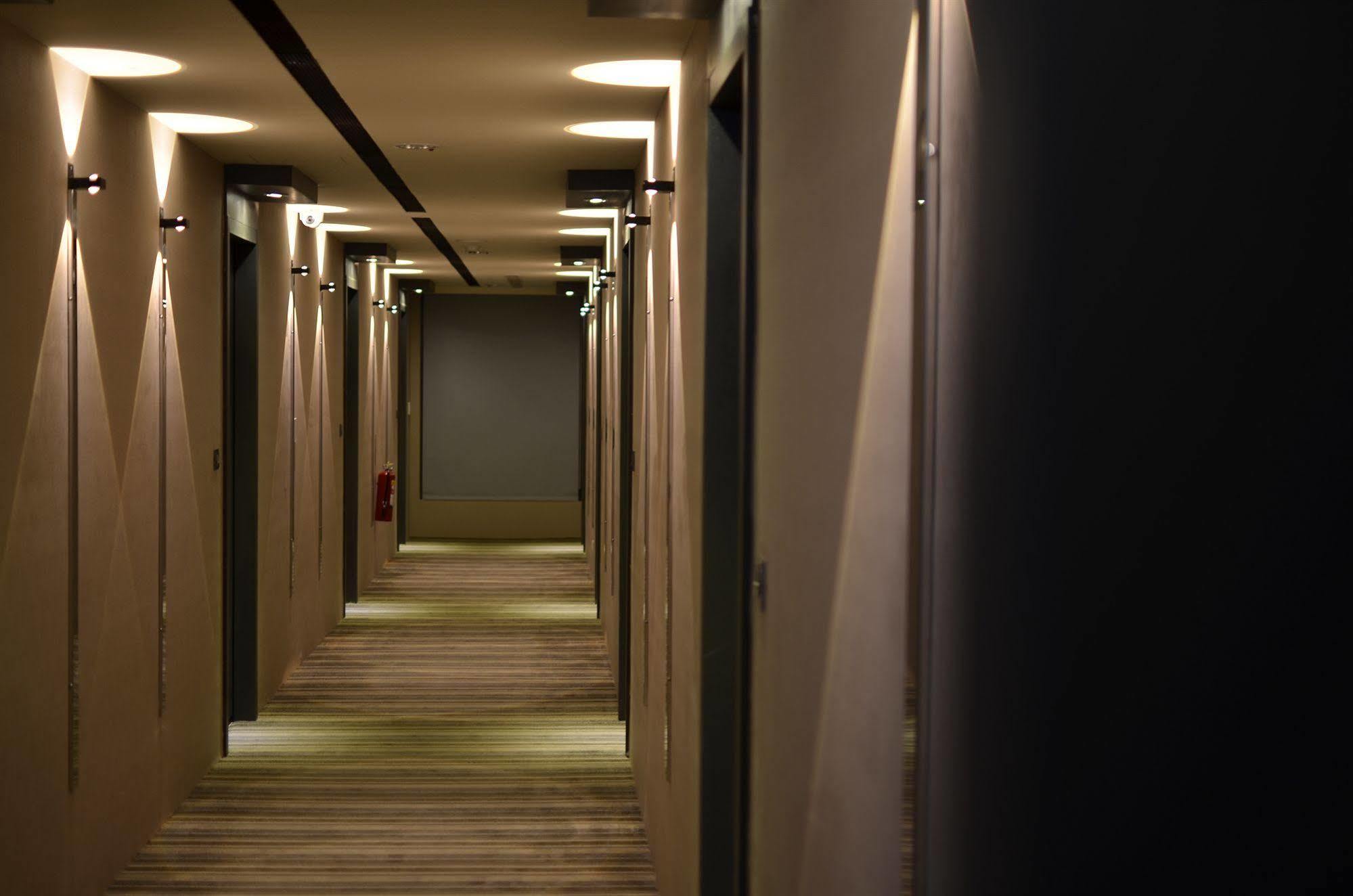 Hotel Cube Taichung Bagian luar foto