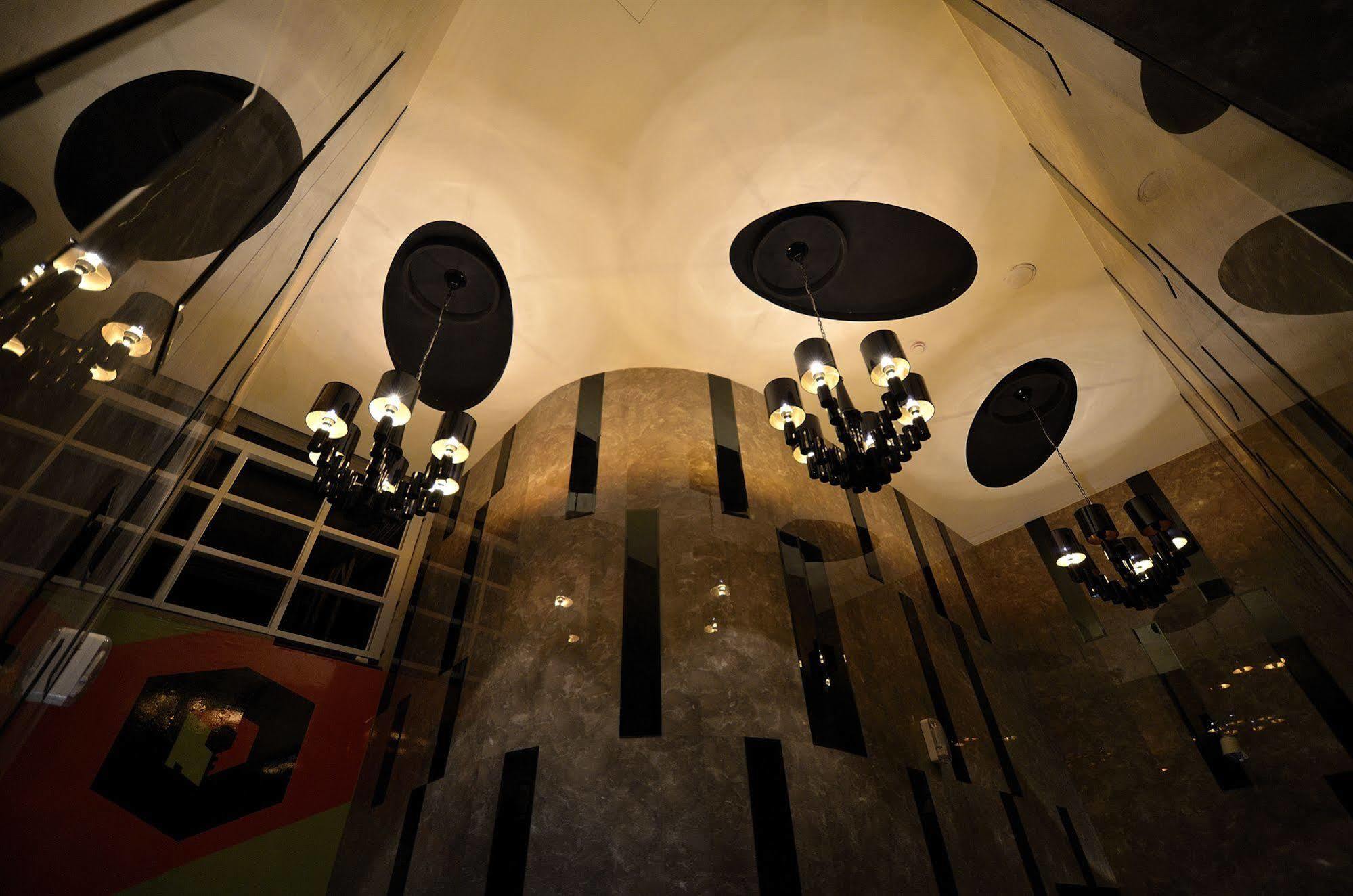 Hotel Cube Taichung Bagian luar foto